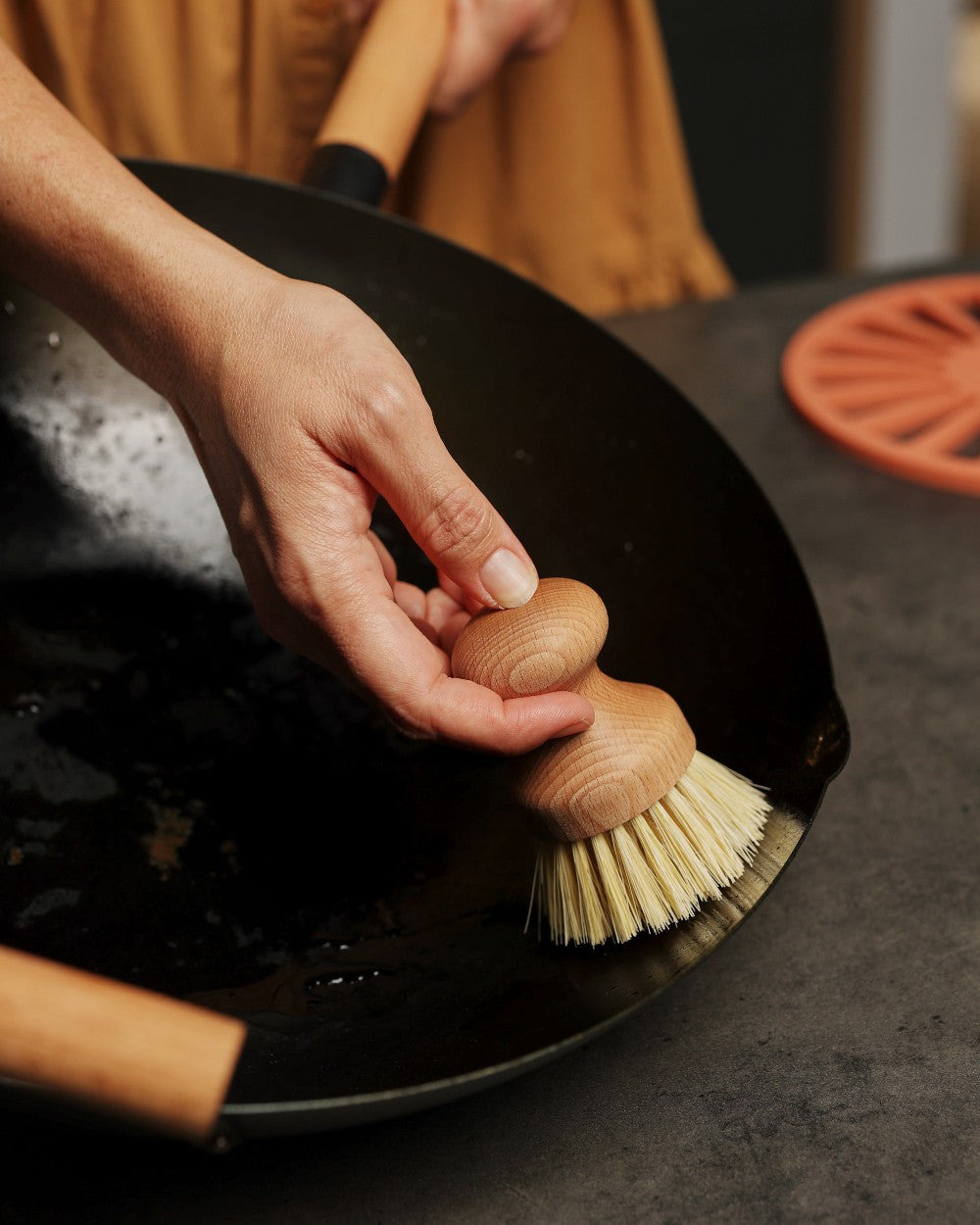 How to clean your wok - a step by step guide CookDineHost
Step 1 scrubbing brush