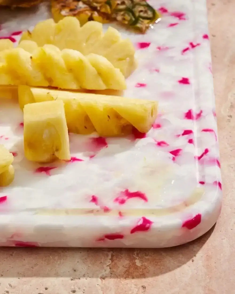 MAKO Juicyboard Dragonfruit cutting board with sliced pineapple, CookDineHost kitchenware
