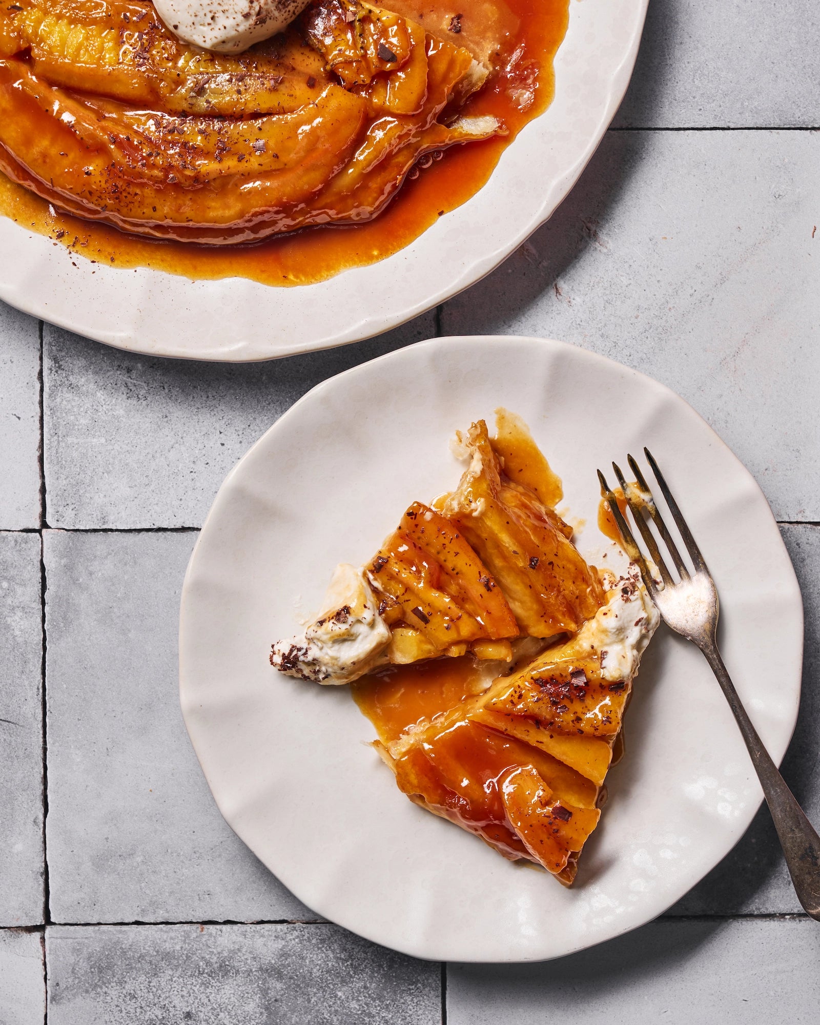 One-pan Banoffee Tatin with caramelised bananas, golden puff pastry, whipped cream and shaved chocolate in a MAKO Mini Sear Pan.