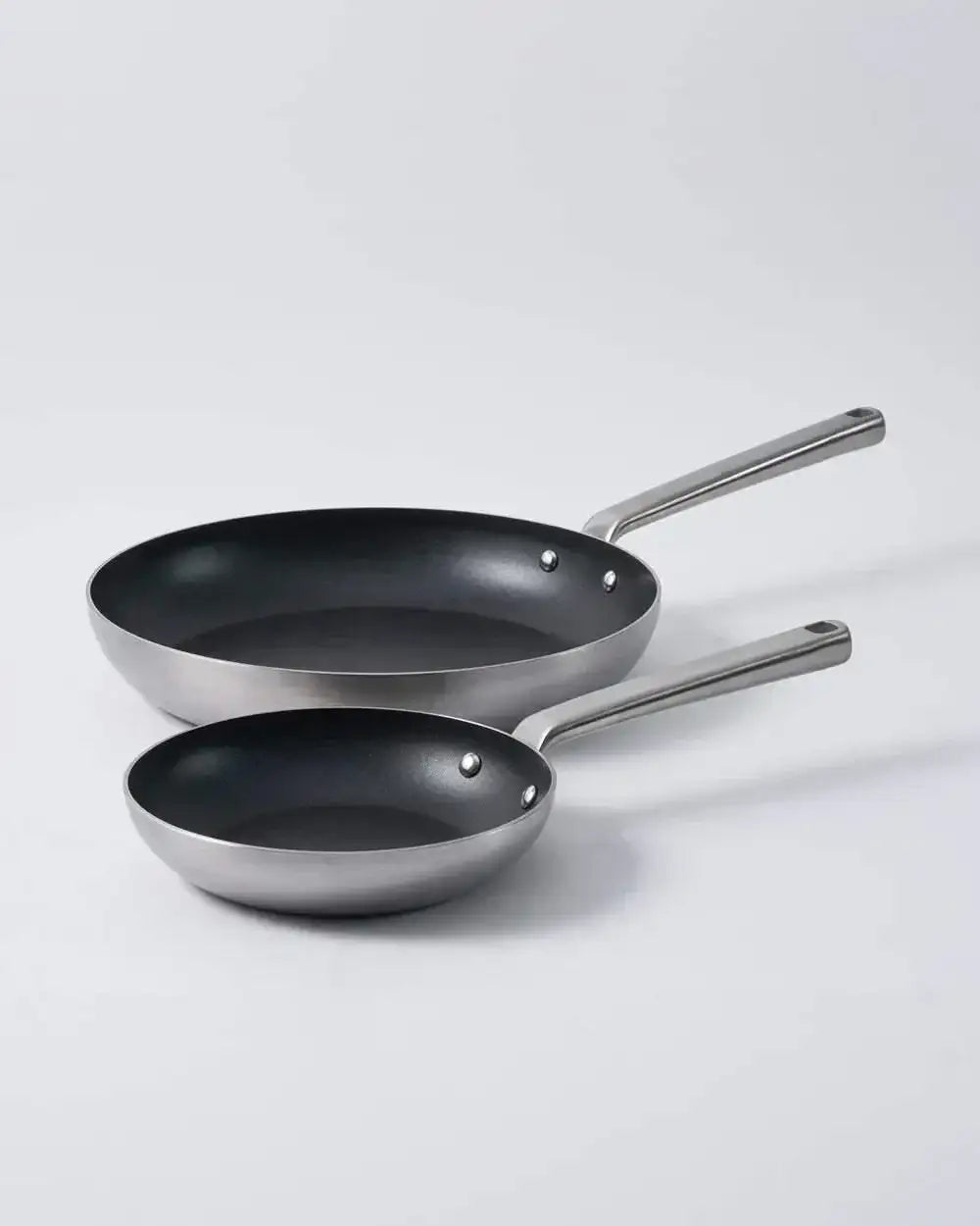 Mako Genius 5-ply non-stick frying pan duo 20cm and 30cm with metal handles on white background