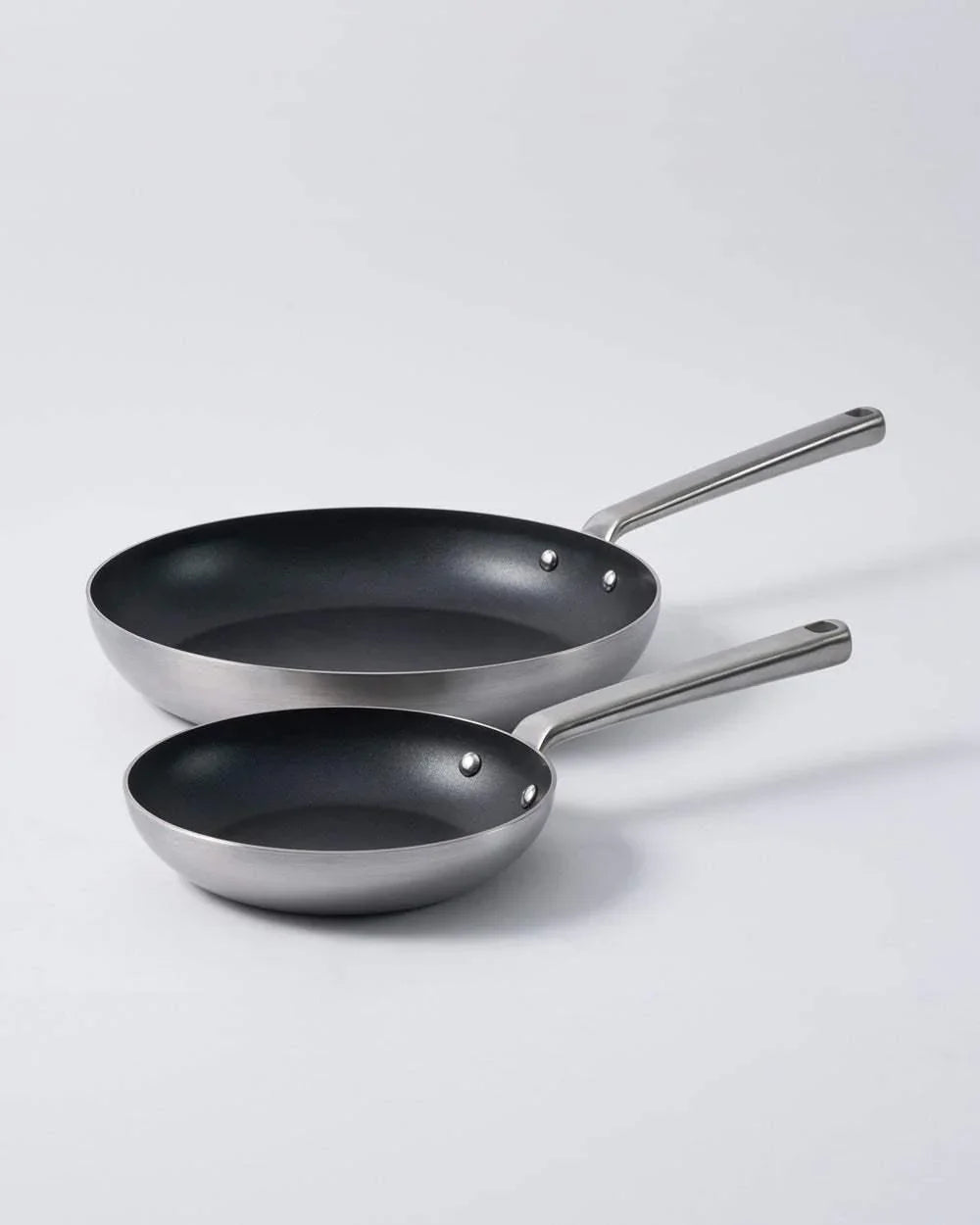 MAKO Cookware, Roasters & Knives Set (12 Piece Set) CookDineHost - frying pan due side angle white background
