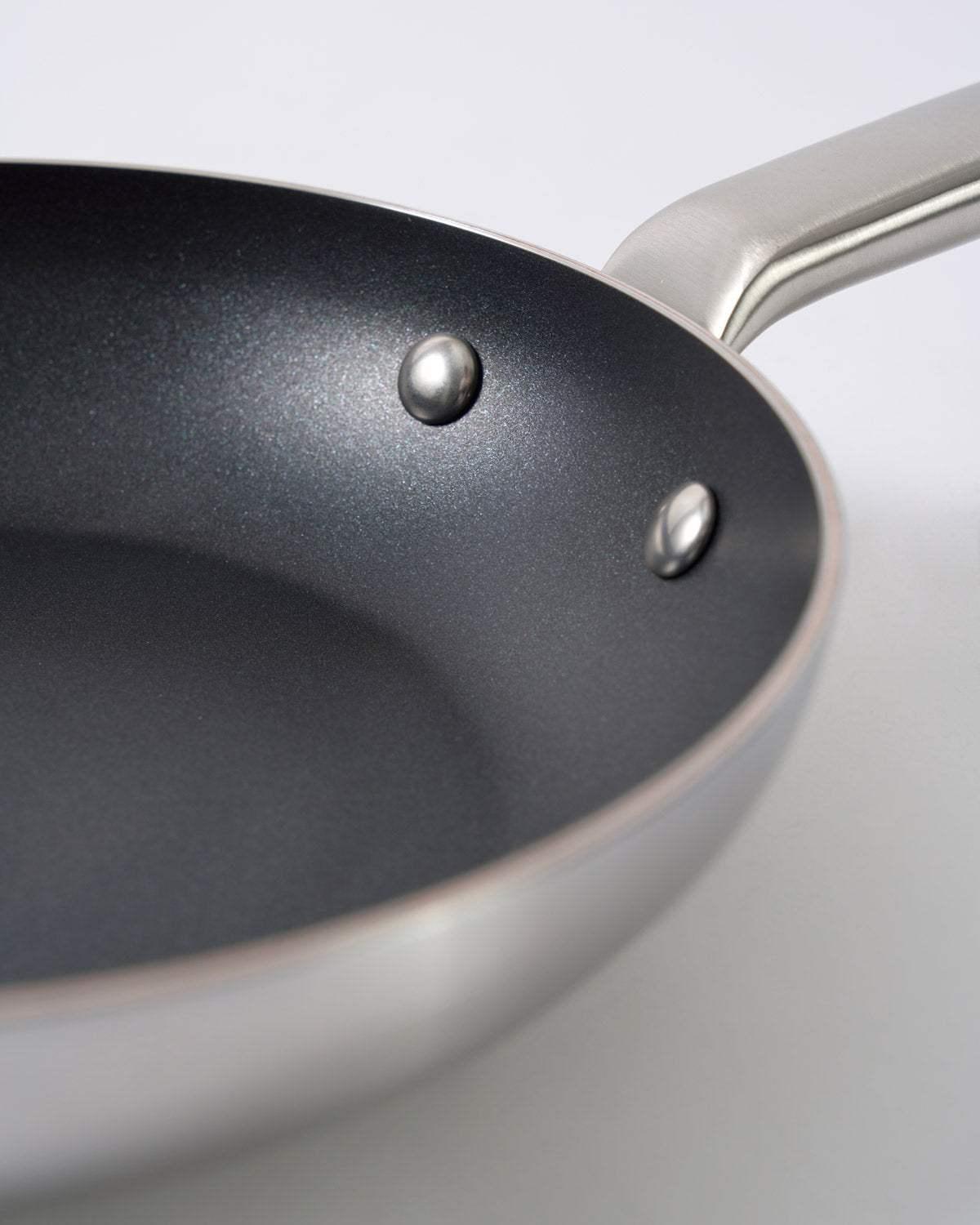 MAKO Genius 5-Ply Ultimate Set (6-piece) CookDineHost close up of handle attachent