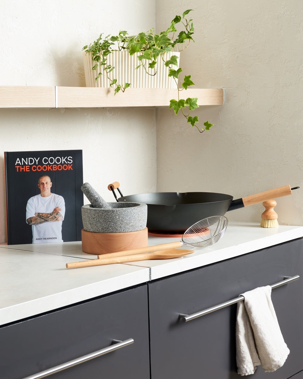 ANDY COOKS : THE COOKBOOK & MAKO Black Steel 14 Wok Kit