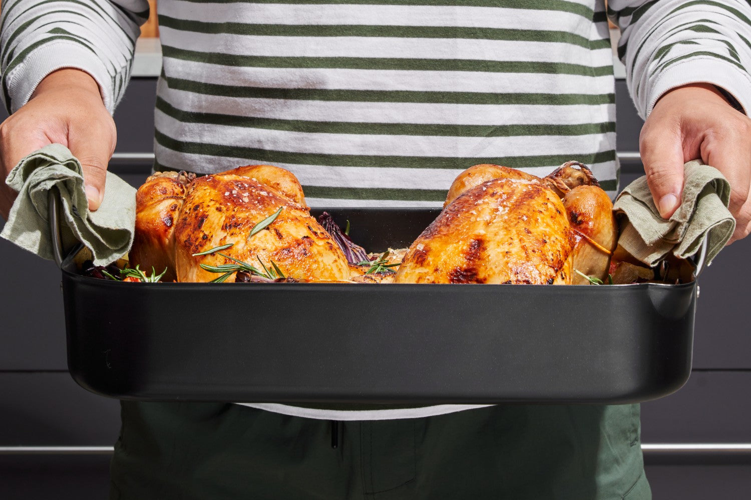 MAKO Aero Non-Stick Classic Roaster Design Handles CookDineHost