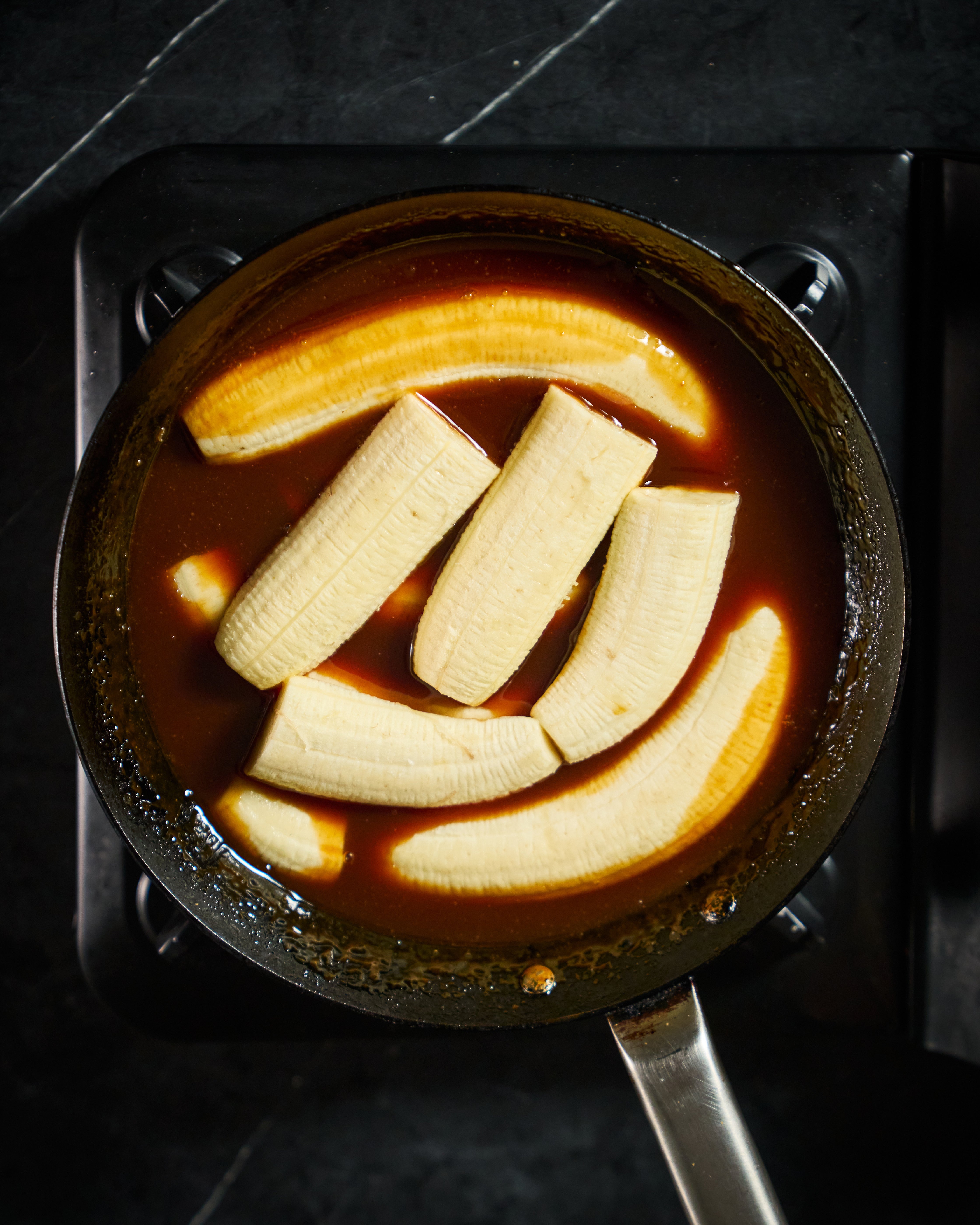 Carefully arrange the bananas in the caramel in the MAKO pan.
